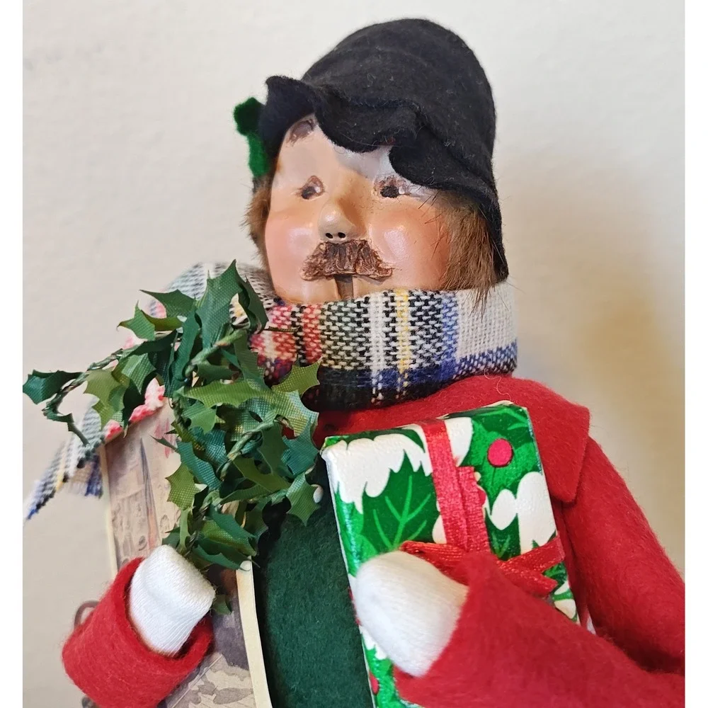 Byers Choice 2004 Caroler Figurine Christmas Red Green Milkman Limited Ed 27/100